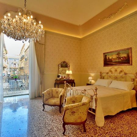 Bellini Inn Deluxe คาตาเนีย ภายนอก รูปภาพ