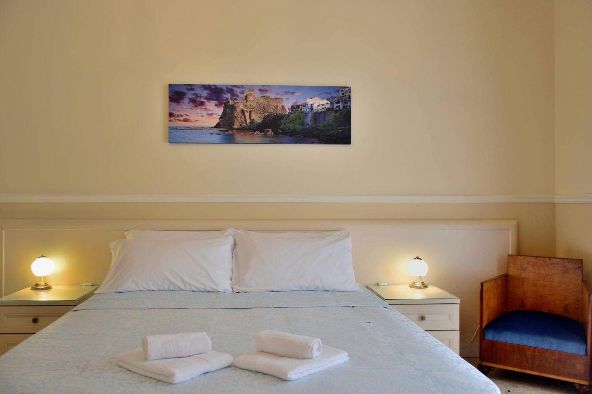 Bellini Inn Deluxe คาตาเนีย ภายนอก รูปภาพ