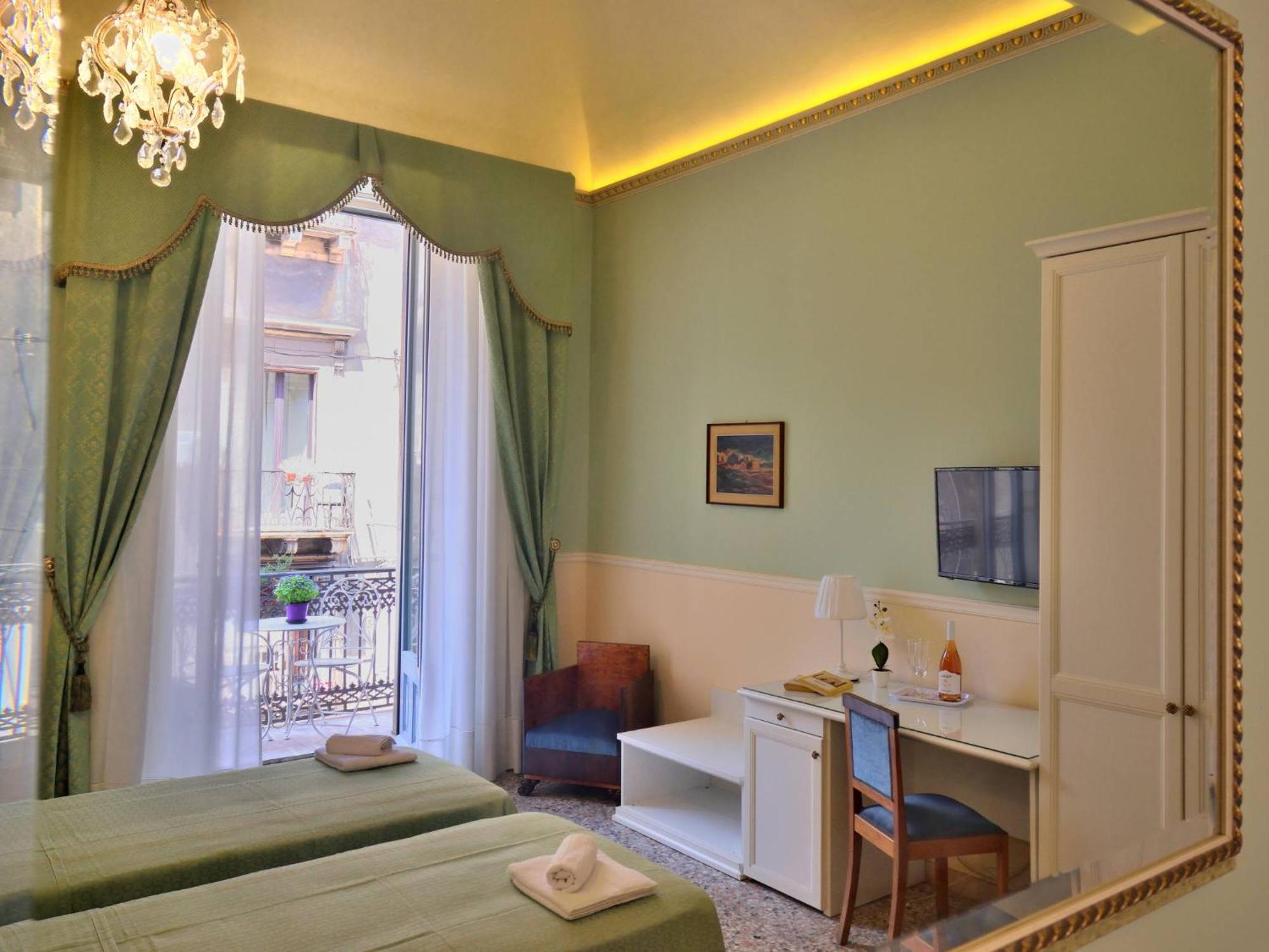 Bellini Inn Deluxe คาตาเนีย ภายนอก รูปภาพ